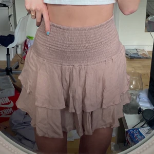 Kjol - Söt volangkjol som är perfekt nu till sommaren. Frakt tillkommer 🌸