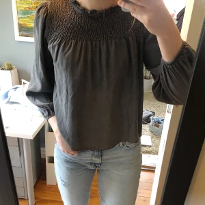 Blus från Zara strl XS - Grå blir från Zara i strl XS (snarare strl s/m) . Aldrig använd.