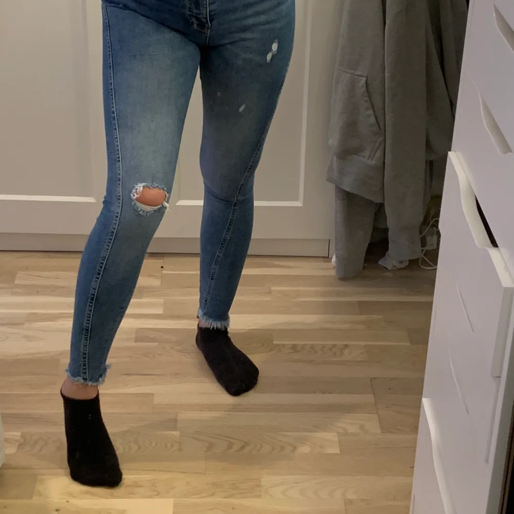 Ett par jeans från zara med liten slitning på ena knät. Sömmarna går lite inot (design). Jeans & Byxor.