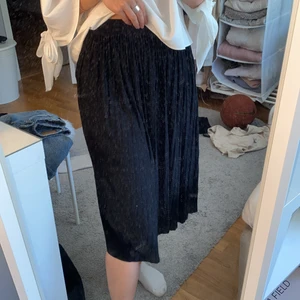 Refflad kjol - Säljer denna kjol från vila, Stolek xs men är stretchig och passar allt till xl, köparen står för frakten:)