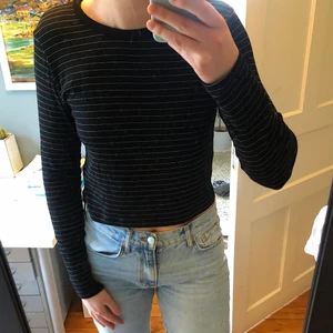 Randig topp från Zara  - Topp från Zara i mycket fint skick! Strl L men passar även S/M.