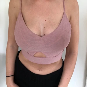 Fin sommartopp  - Från Bershka. Använd 1 gång. Jättefin färg. 