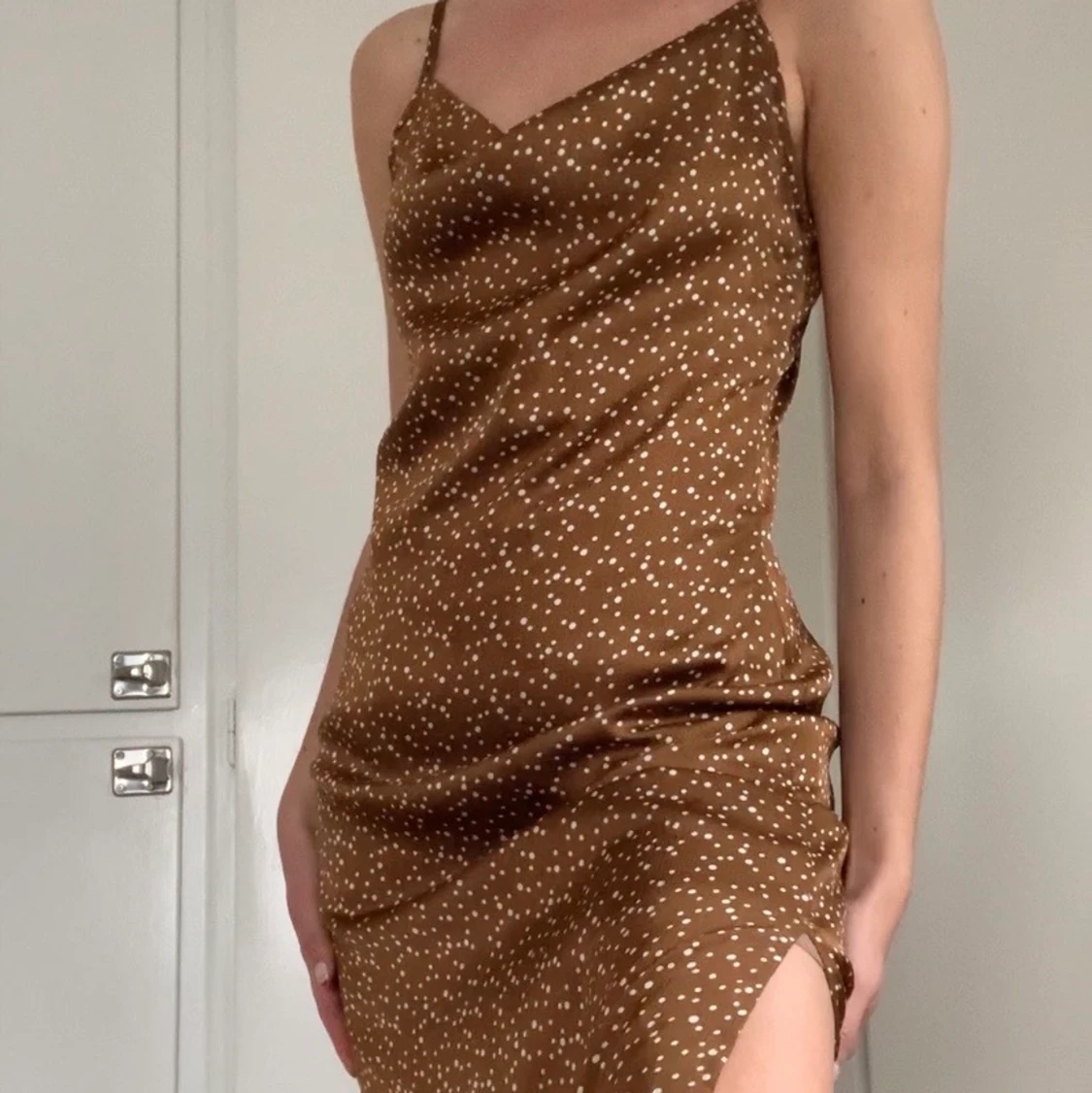 Medellång klänning brunprickig strl 34  - 91