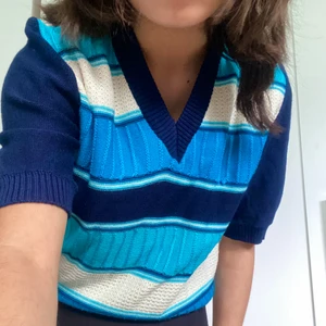 blå retro tröja  - knappt använd, blå retrotröja som jag köpt på POP! väldigt bekväm och perfekt för sommaren!