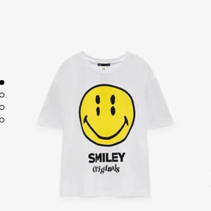 Smiley t-shirt från Zara - Helt oanvänd t-shirt från zara med prislappen kvar, säljer pga att den inte satt som förväntat. Storek S men passar xs och m med beroende hur man vill att den ska sitta, den är lite större i modellen. Nypris 200kr 💕✨✨, bud är bindande och höj med minst 10kr