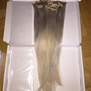 Äkta löshår - Äkta löshår 60cm. Nyansen är silverblond. Håret går att färga, tvätta, styla med värme.  Från rapunzelofsweden med originalförpackningen. 