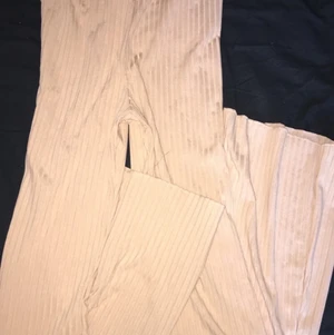 Leggings med utsvänga ben - Nyskick oanvända, sömn i rumpan som format rumpan fint. 