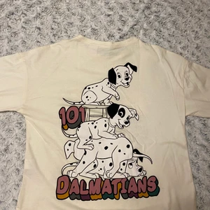 H&M  T-shirts  size xs - T-tröjan är ny.  Hon var klädd en gång.  Materialet är trevligt🥰