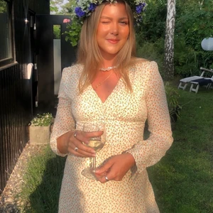 Klänning  - Perfekt klänning till midsommar - strl 36 - slutsåld från asos - längd: slutar strax innan knäna