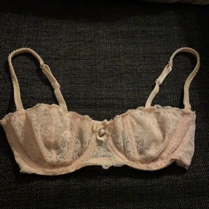 Snygg/sexig bh - Skit snygg och sexig bh!! 100kr! Älskar den, men börjar bli lite liten. Passar en 65 & lite större bröst. Knappt använd!