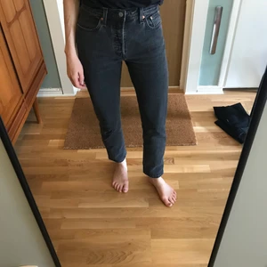 Levis 501 cropped  - Gråa snygga Levis 501 cropped i storlek 25/30, men mer som en 26/30. Fint skick. Portot tillkommer vid köp. 