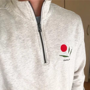 Ljusgrå 1/4 Zip-tröja från Parlez (S) - Skitsnygg zip-tröja från Parlez med broderad logga som jag gärna behållt om den inte var för liten för mig. Passar både killar och tjejer. I princip helt oanvänd och inga tecken på skador eller missfärgning. Nypris på junkyard 879:- (shorturl.at/zBR57)