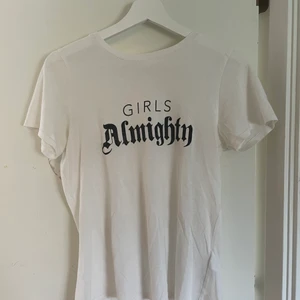 T-shirt - Vit t-shirt med svarta tryck. Knappt använd 