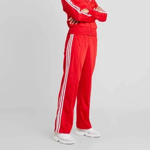 Adidas set -  Säljer min adidas set, är ni intresserade så kan ni även få bilder på hur dom sitter privat. Priset kan även diskuteras