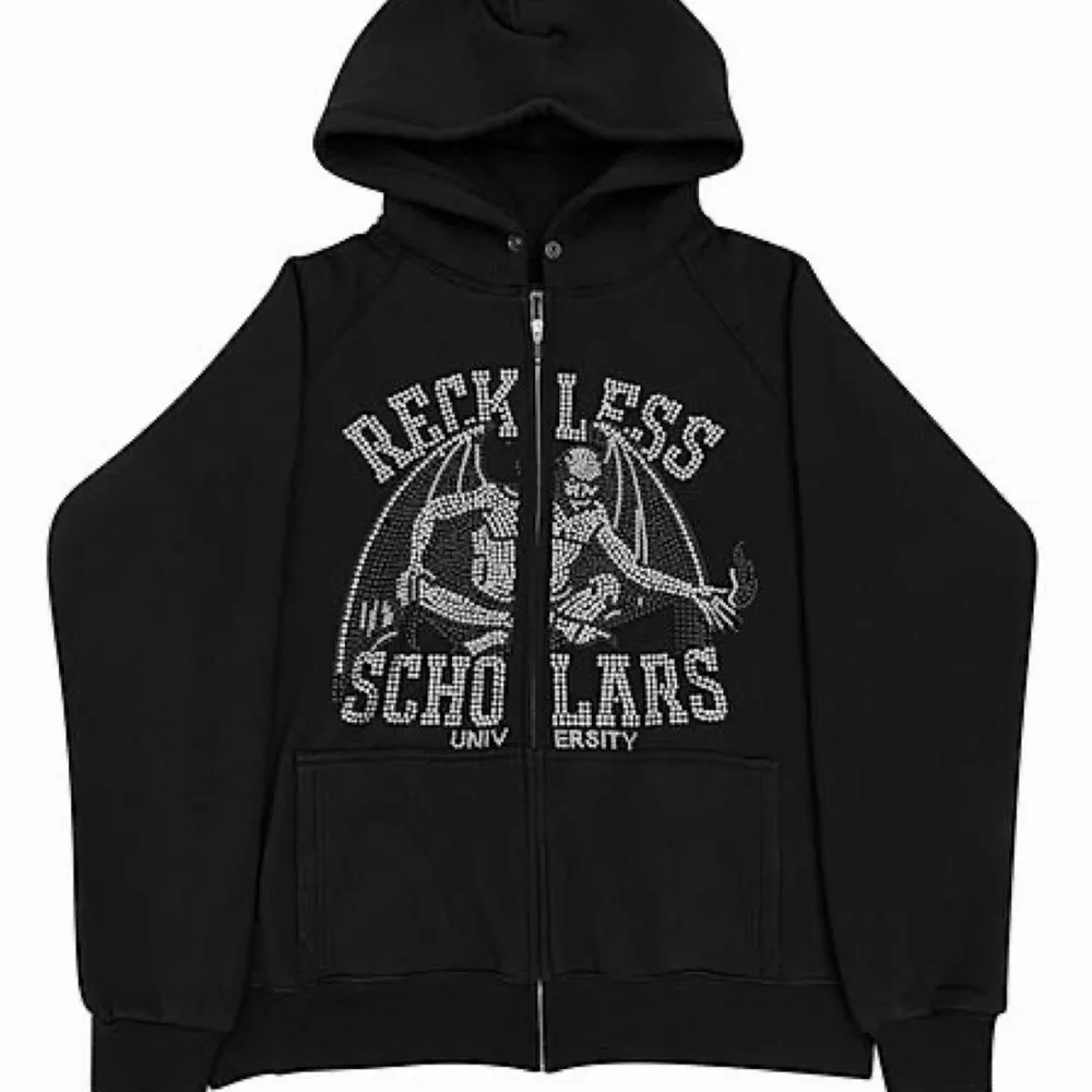 Säljer min Reckless Scholars hoodie. Den är Small med sitter som Medium. Jag är 183 och den passar bra på. 8/10 Cond, Rhinestones helt kvar. Mötas upp i Gbg eller frakt. Tror frakten ligger på 66kr typ.. Hoodies.