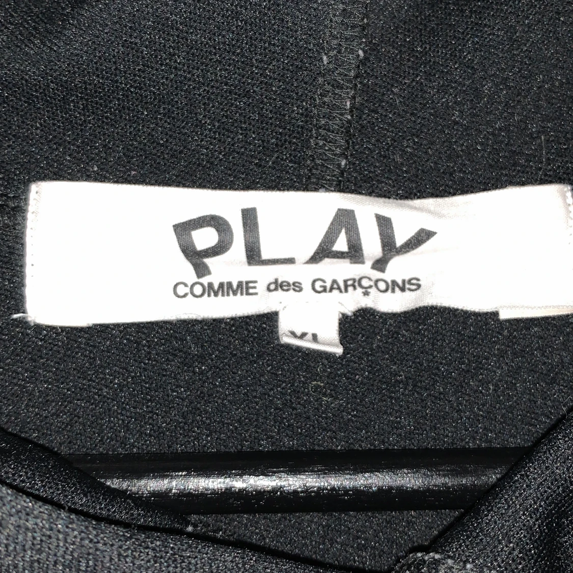 Hoodie från märket CDG i storlek XL, passar som L. - 90