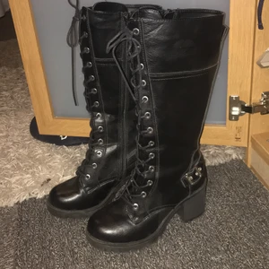 Svarta kängor  - Säljer då dessa kängor då de är försmå och inte kommit till användning så mycket. Jag ser inget fel på dom tycker dom är i topp skick. Storlek 37. Kostar 450 med frakt