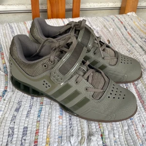 Adipower Lyftarskor  - Jätte bra lyftarskor från Adidas.. använda 3 gånger . För stora för mig . 