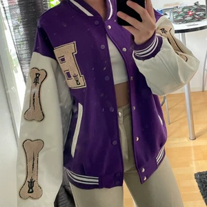 Varsity jacka/baseball jacka  - Säljer nu en skit cool varsity jacka som är helt ny & aldrig använd, säljer endast för att det blev en för stor storlek tyvärr, meddela om ni vill ha flera bilder!, frakt tillkommer , inga oseriösa köpare TACK
