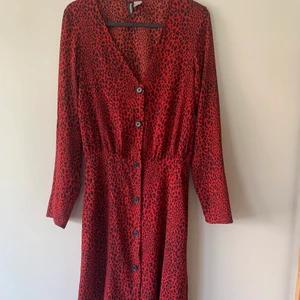 Klänning xs-s - Använd ett par fåtal gånger, va för liten i midjan för mig