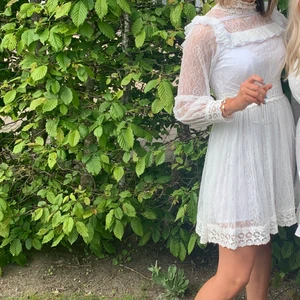 Student klänning by malina  - Tänkte kolla intresset på denna superfina klänning från by malina som jag hade på min student! Kan skicka flera bilder om så önskas. Endast använd 1 gång under min studentdag. Orginalpris: 2599kr