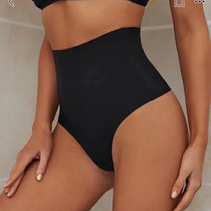 Trosor med högmidja - Köpte för det var tänkt att ha under en klänning som hade en söm som skavde men köpte andra istället. String. Helt oanvända och aldrig testade💝 80kr för båda ❗️ BEIGA SÅLD