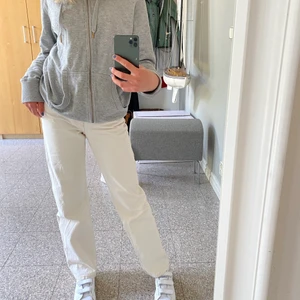 Beige jeans - Säljer mina jättefina straight weekday jeans. Ser i princip helt nya ut och inga fula märken eller andra fel ❤️