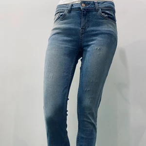 Blåa jeans zara - Jättefina jeans från zara i storlek 36. Skriv om du är intresserad eller har frågor🤍 