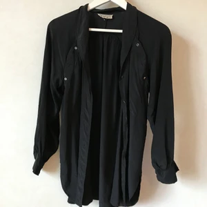 Sidenblus, 100% silk, XS-M - En helt uuunderbar skjorta som nästan gör ont att sälja. 100% siden, i en svart gråskiftande nyans, litet sådär ”sträv” och galet skön. Luftig och härlig. Märkt M, men uppskattar XS-L beroende på önskad passform!  Kan mötas i Stockholm eller skicka mot fraktkostnad! ✨🌸✨