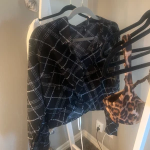 Skjorta med text - Jag köpte Storlek XL eftersom att jag ville att den skulle vara lite ”oversize”. Sitter fint på mig som har Small/medium i vanliga fall. Passar förmodligen alla storlekar. Använd ca 2 ggr. 