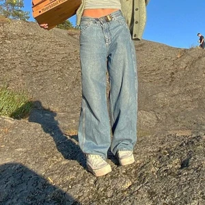 weekday x lee jeans - baggy jeans ur weekday x lee kollektionen! 💙😎 köpta på plick men oanvända av mig för de satt inte som jag ville... annars fint skick! jag kollar upp frakt vid intresse! (första bilden är lånad😌) fråga gärna om fler bilder!