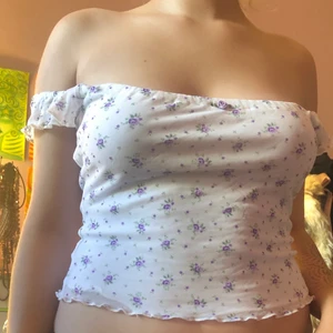 Söt blommor topp  - Denna super super söta toppen🥰 vit med lila små blommor💜☺️perfekt till sommaren🌺🌸