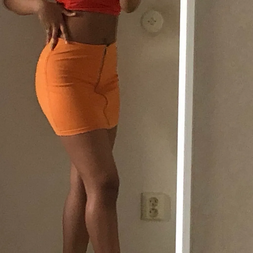 Säljer en orange mini kjol med en kedja där fram i storlek xs/s. Den är använd ca 2 gånger och i nyskick. Priset kan diskuteras. Jag kan mötas upp i Göteborg, men annars står kunden för frakten. Kolla gärna min profil för fler liknande saker 💘. Kjolar.
