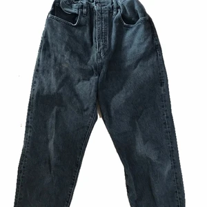 LEVI’S JEANS SVARTA - Måttligt använd men i bra skick! Sitter lite oversize på mig som är S. Frakt betalas separat 