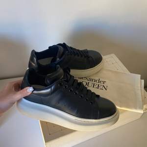 Alexander mqueen sneakers i svart med vit sula! Väldigt bra skick köpta från vestiarie collective så äkthetsbevis medföljer därifrån !!! Storlek 40❤️❤️ allt på bild medföljer!!