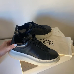 Alexander McQueen sneakers  - Alexander mqueen sneakers i svart med vit sula! Väldigt bra skick köpta från vestiarie collective så äkthetsbevis medföljer därifrån !!! Storlek 40❤️❤️ allt på bild medföljer!!