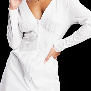 Söt vit klänning - Säljer denna jättefina klänning i storlek S som är i nyskick (endast testad)  då den tyvärr var för liten för mig vid bysten som man kan se på sista bilden. Den är jättefin till både studenten eller som en vanlig sommarklänning!! Köparen står för frakten❤️ kan även skicka mer bilder om någon vill ha det!