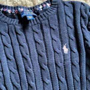 Ralph lauren tröja - Säljer en marinblå Ralph lauren tröja men stickat mönster, den är i strl 8-10 år men passade mig när jag var 11-12 också. 