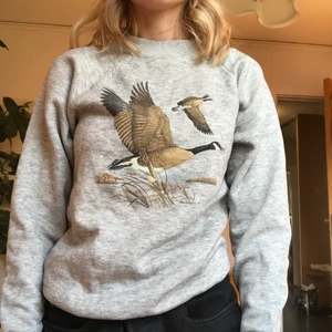 Grå sweatshirt med tryck - Skitnajs sweatshirt köpt på beyond retro! 