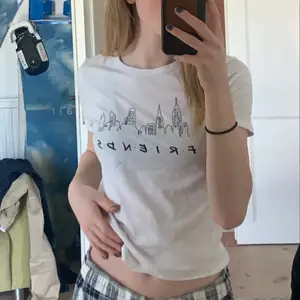 Säljer denna gulliga tshirt då den inte kommer till någon användning längre, men den har skit skönt material!!🌹Frakt tillkommer🙌🏼