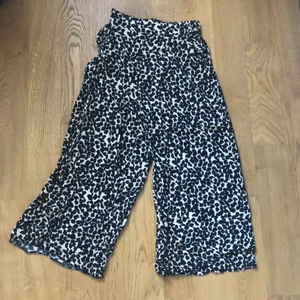 Leopardmönstrade mjukisbyxor - Jag säljer mina högmidjade sommriga byxor från H&M för 50 kr + frakt! Nyskick! Aldrig använda, köpa förra sommaren men insåg snabbt att det inte var min stil så de kom aldrig till användning. Korta i modellen men passar mig som är 170. ☺️ 