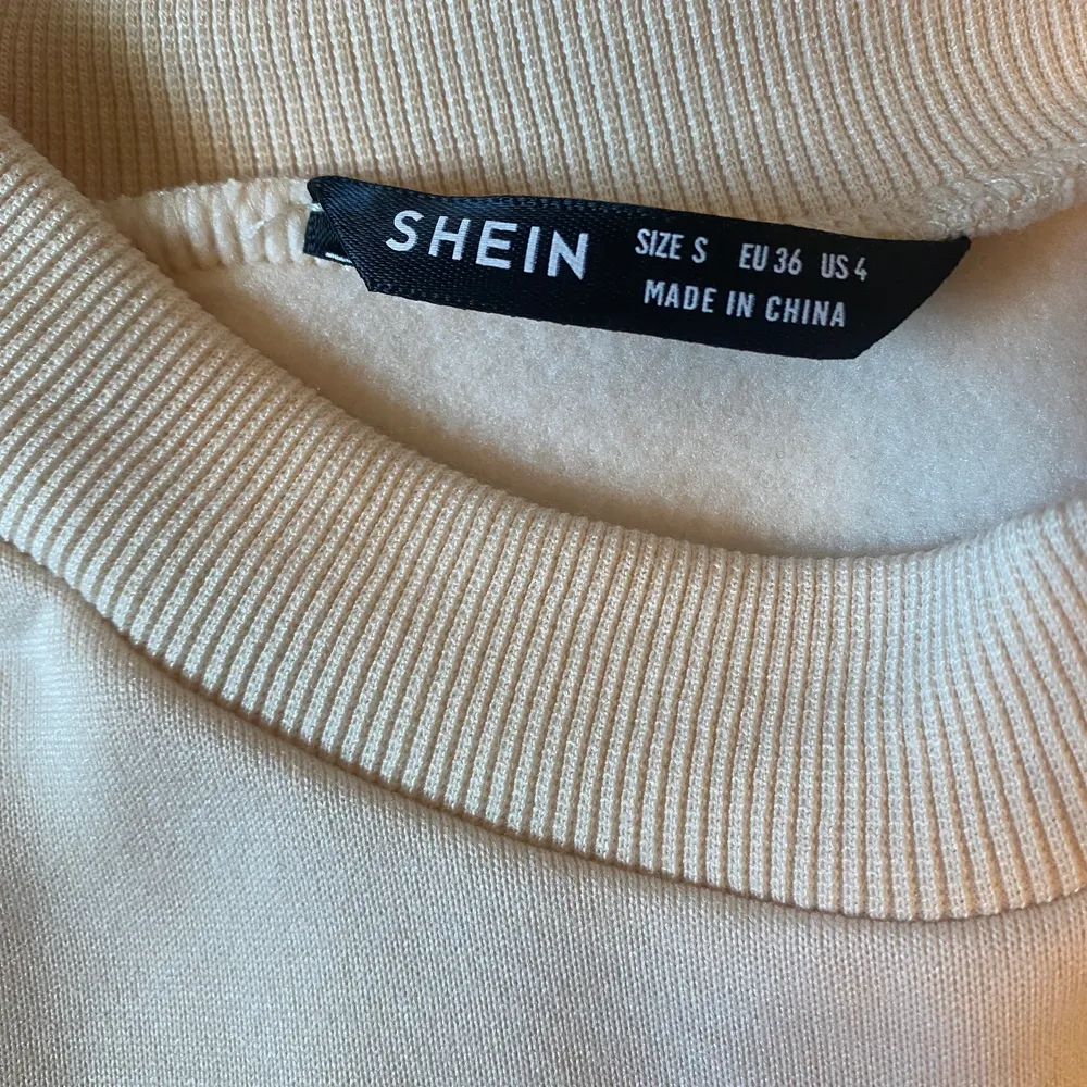 Här är en tröja från Shein som var lite för stor för mig 😭😭😭, men den är verkligen super fin och Cozy!. Tröjor & Koftor.