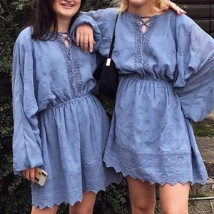 Klänning - Säljer EN klänning från bilden och det är en blå jättesöt klänning från Nelly som bara är använd en gång💓💓 Ny pris var 600kr