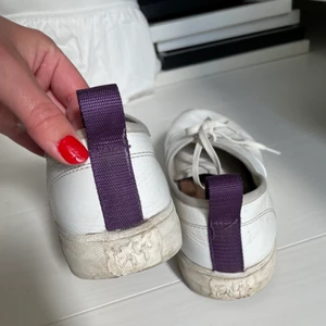 VITA EYTYS - Eytys i storlek 39. Okej skick, lite nötta i färgen vilket syns på tredje bilden. Färgen kan bättras på innan köp men köpes i befintligt skick 😁 priset är diskuterbart! 💕