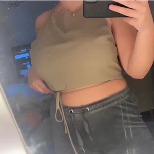 Festlig topp. 🤎💚 - Fin topp med en brun/grön färg. Helt öppen rygg. Stl 36. 