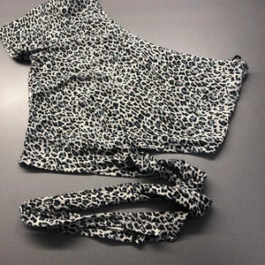 One shoulder topp - En fin topp ifrån shein, aldrig använd bara testad.