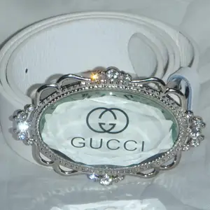 Nytt Gucci skärp. Säljes enligt bilden. Längd 110cm.