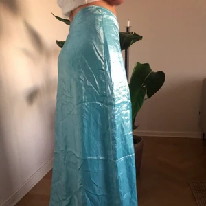 Kjol - SKITFIN och speciell, one of a kind! Vet inte exakta storleken men den är lite för stor för min midja som är en S och lite för lång på mig som är 169cm❤️