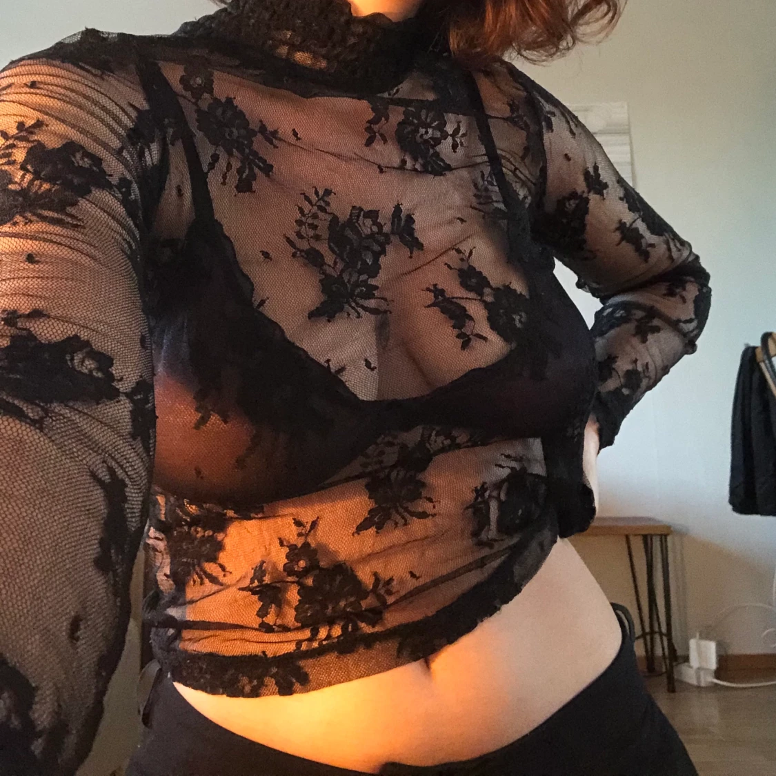 Svart topp med blommor - 90