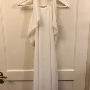 Vit klänning från Nelly  - Skriv för fler bilder. Perfekt klänning till student/skolavslutning, endast använd en gång! Strl 38 från Nelly.